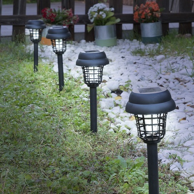 InnovaGoods Garlam Solar Mosquito Killer Garden Lamp - 2-in-1 UV Light & LED Outdoor Mosquito Zapper 800V